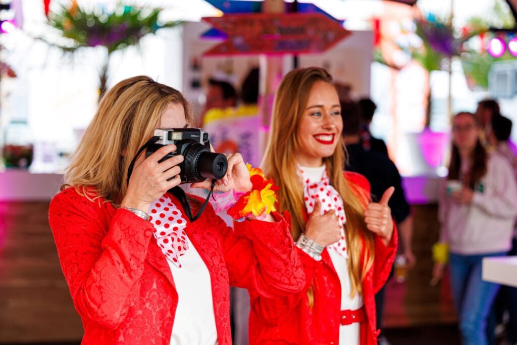 de polaroid makers- leuk lopend amusement voor het zomerfeest op het bedrijf