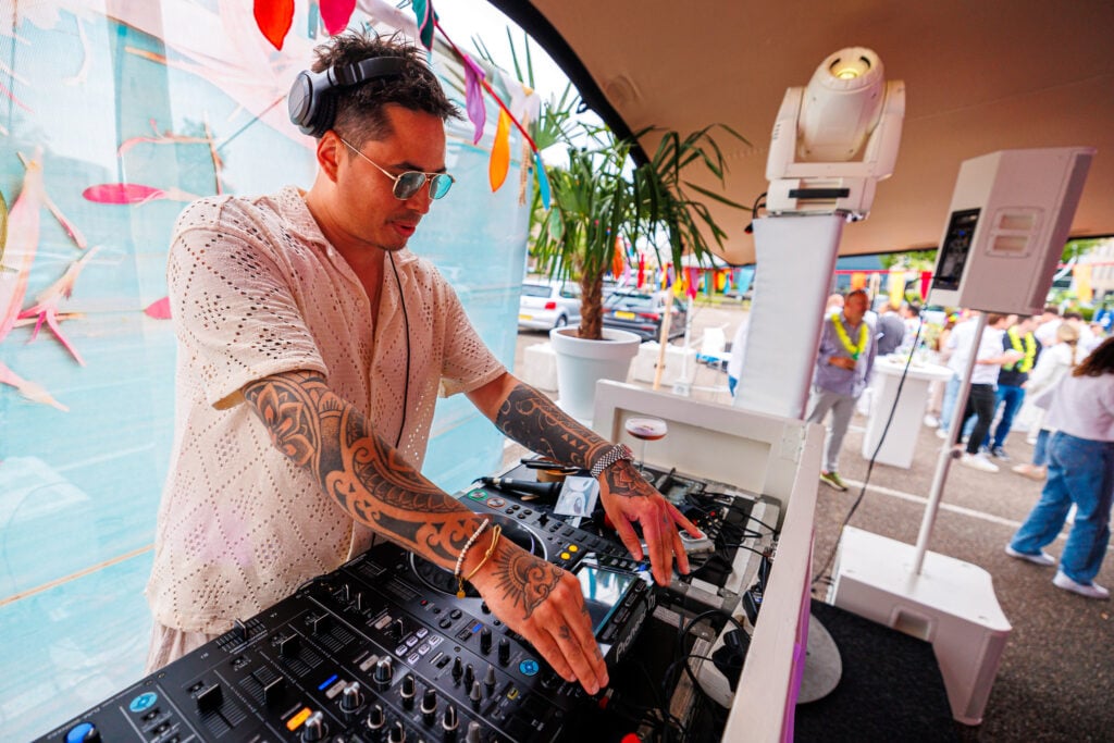 dj tijdens ibiza zomerparty op het bedrijf- via eventbureau advance events