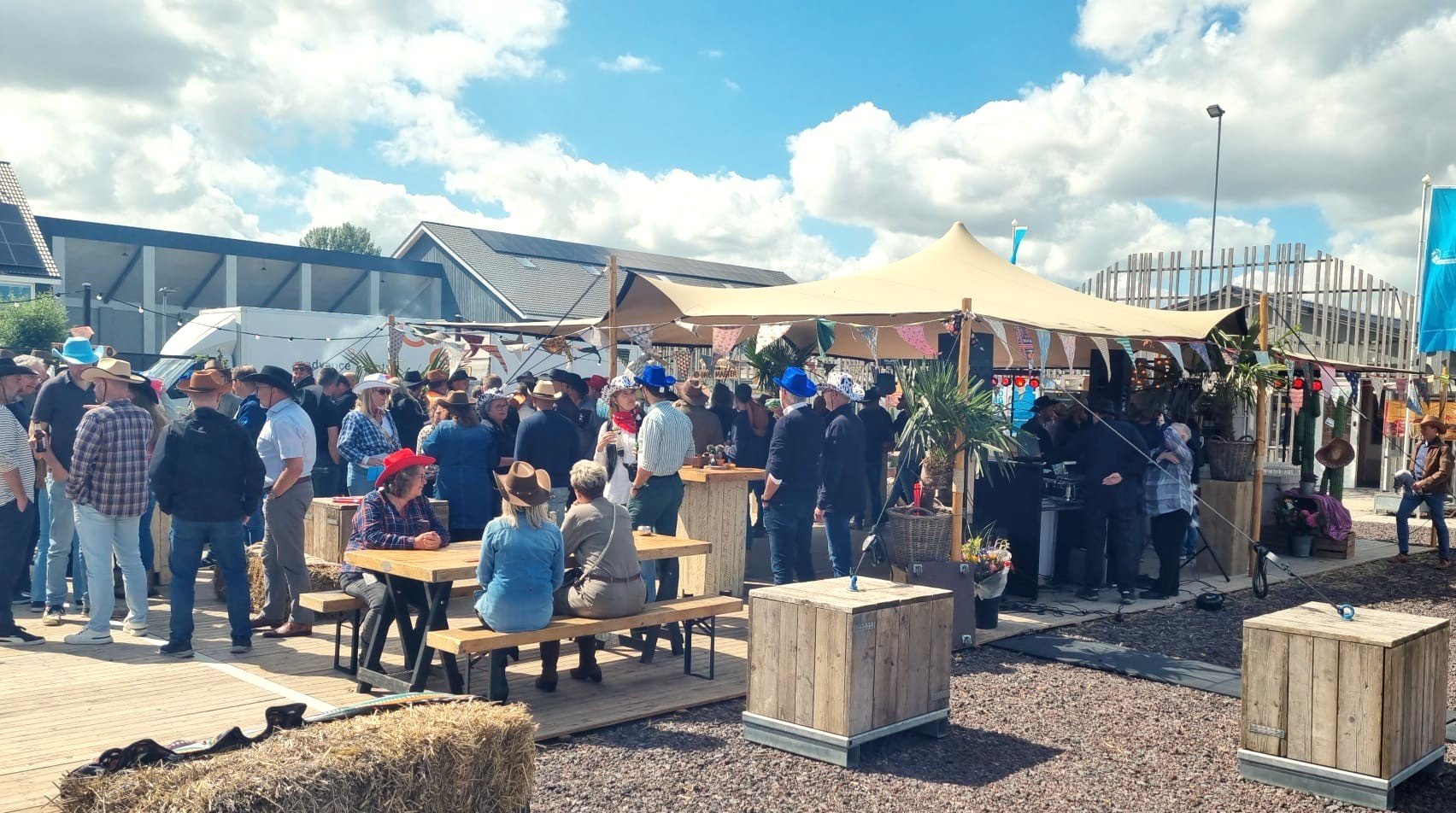 een zomerborrel in cowboy sfeer - bekijk de wild west summerparty - een zomerfeest voor bedrijven - georganiseerd op eigen locatie dus wkr vrij