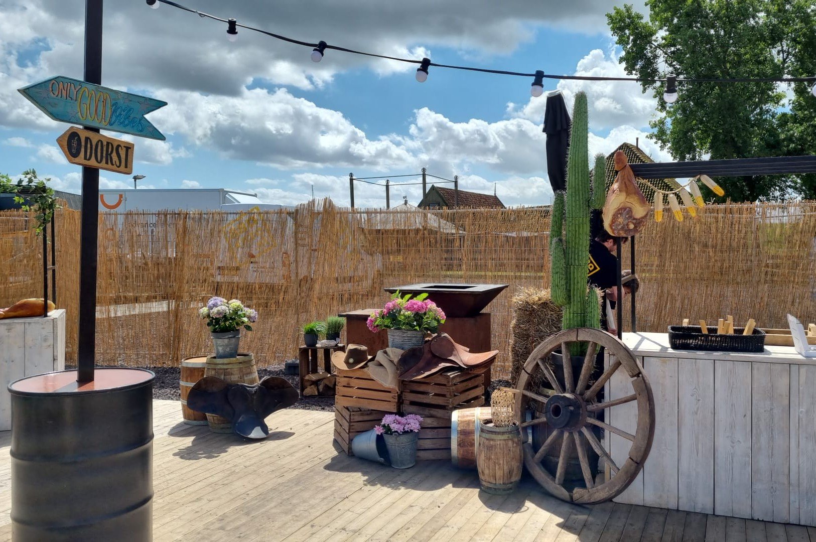 jullie bedrijfsterrein als country and western terras voor de Wild West Summerparty van Advance Events eventbureau