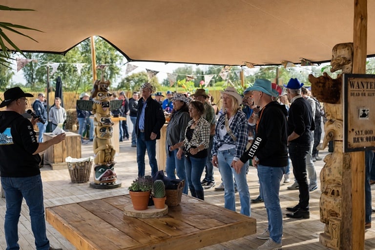 line dance tijdens het wild west cowboyfeest - country and western - zomerfeest en zomerborrel voor bedrijven