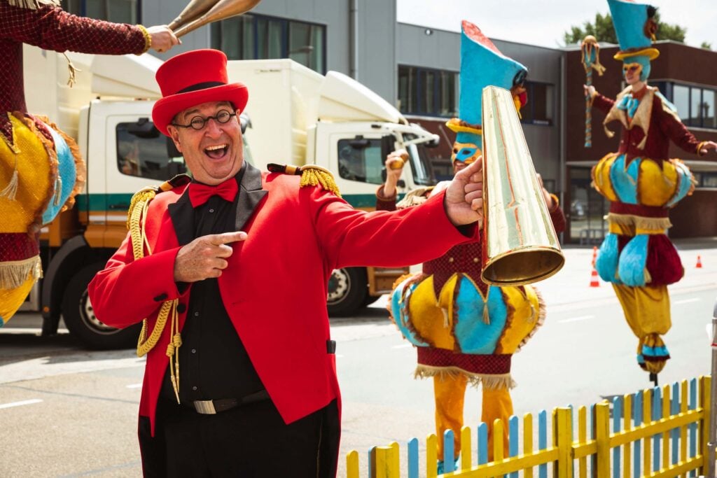 parade directeur met speciale parade act - speciaal voor de familiedag op het bedrijf