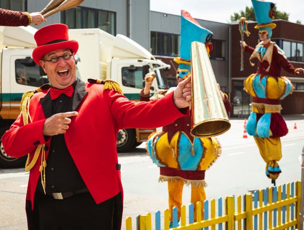 parade directeur met speciale parade act - speciaal voor de familiedag op het bedrijf