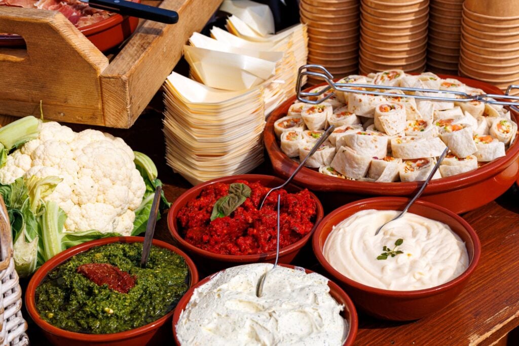 pikante wraps met diverse toppings- lekker eten tijdens de beachparty in het thema Ibiza