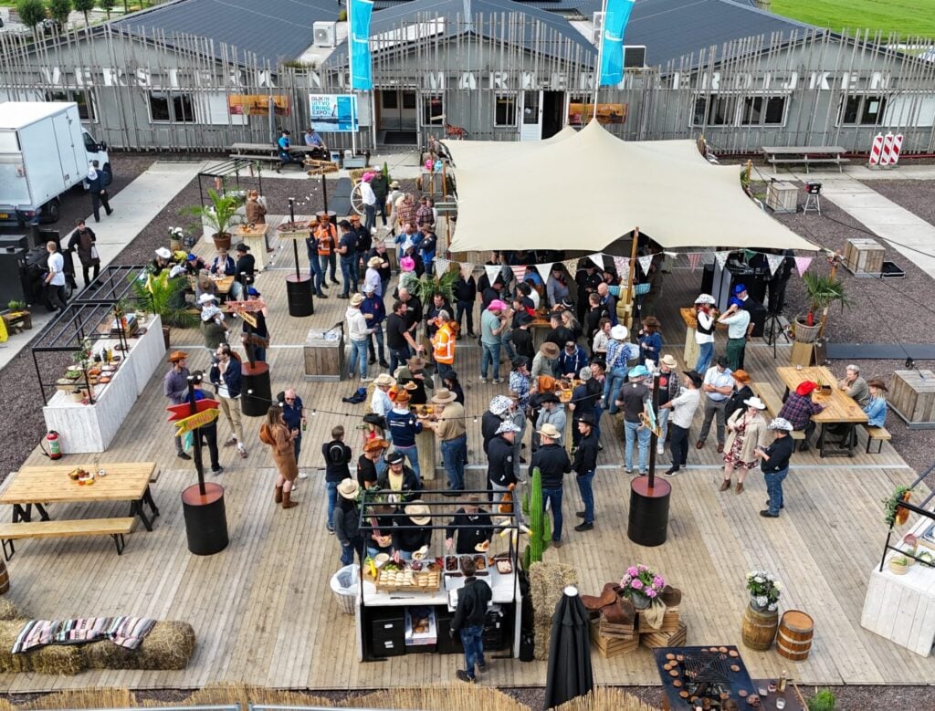 wild west zomerfeest op het bedrijf - georganiseerd op eigen locatie door advance events uit rotterdam - borrelen als cowboy
