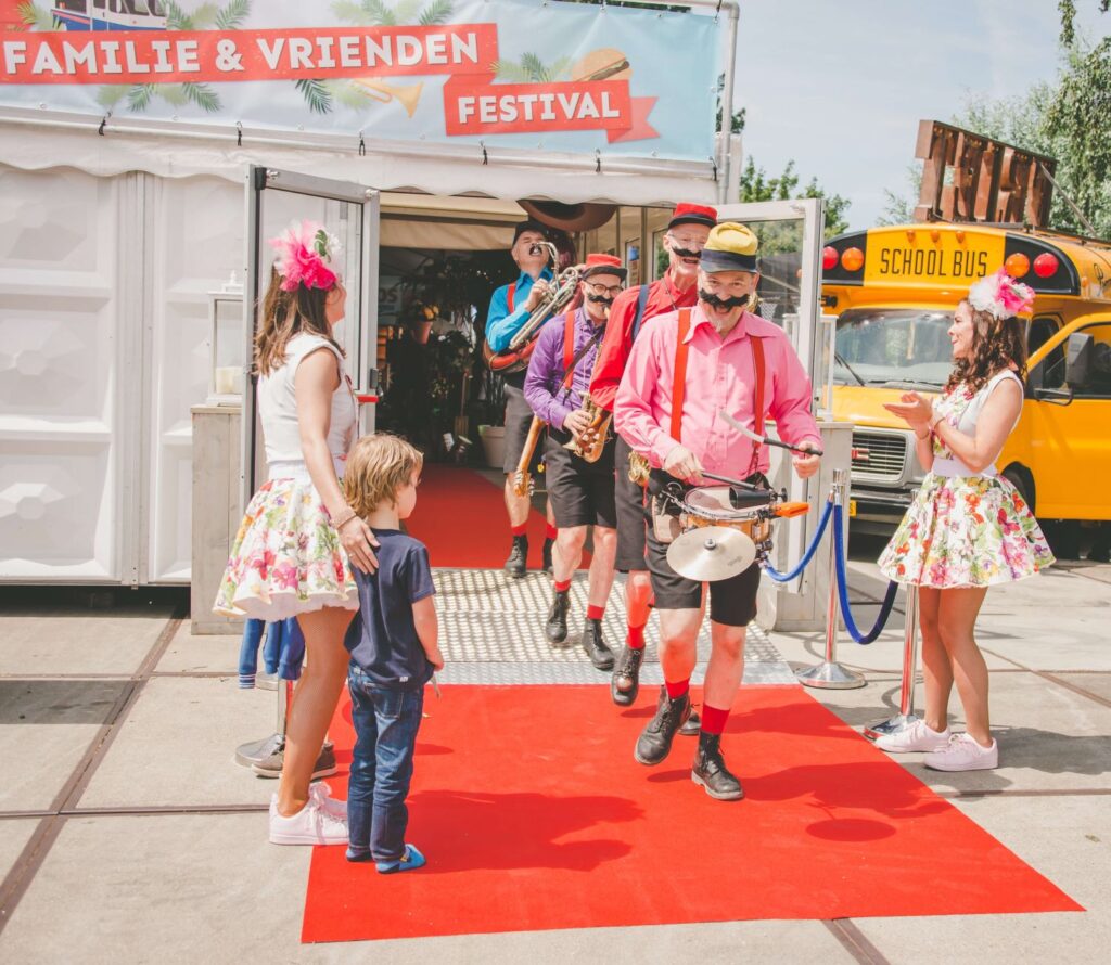 Gezellig familie festival als invulling van een familiedag op het bedrijf - familiedag op eigen locatie met Advance Events - zakelijke familiedag