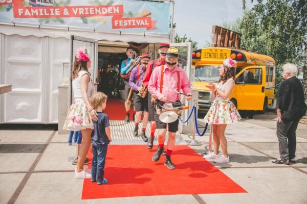 familiedag-op-eigen-locatie-organiseren-partytent