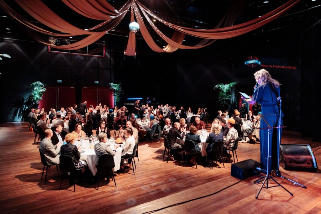 Host - Podium - sit down diner - evenement - event - Theater