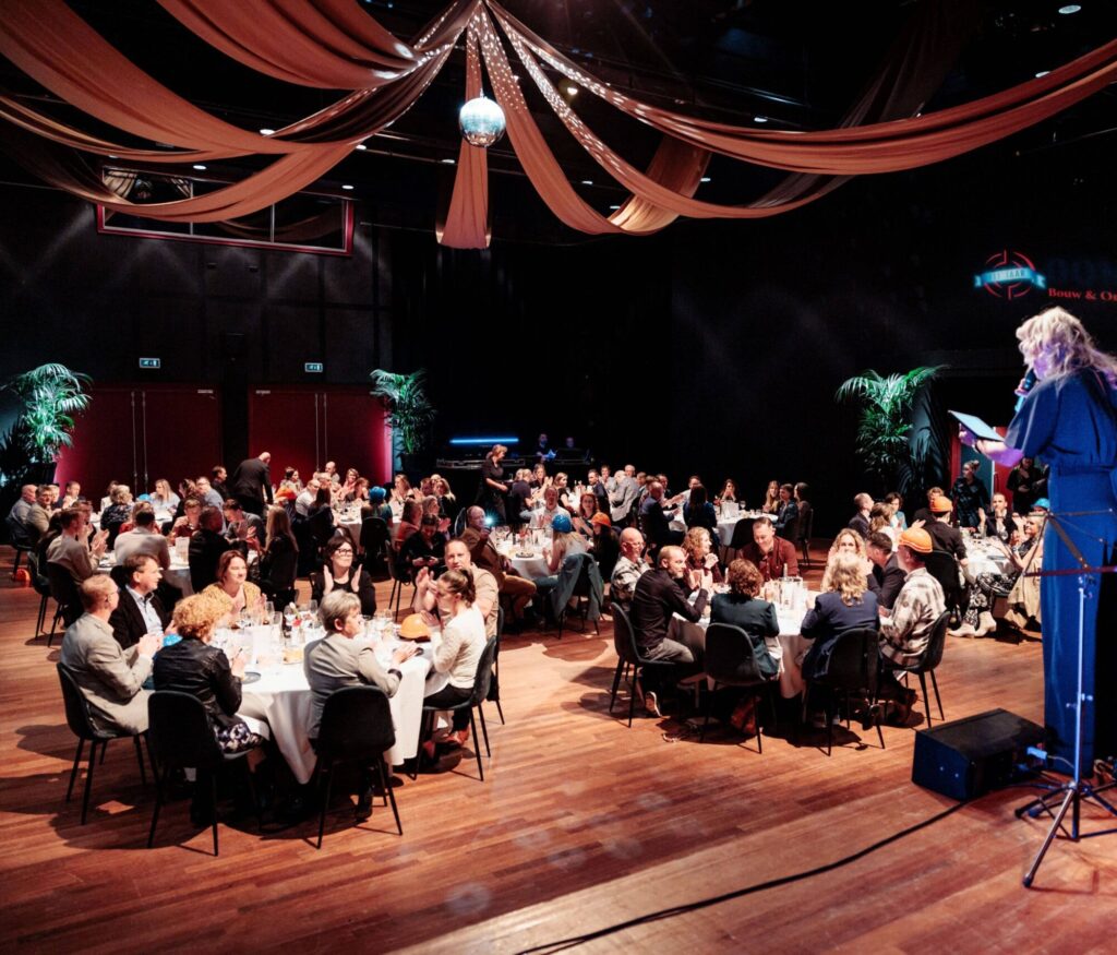 Host - Podium - sit down diner - evenement - event - Theater