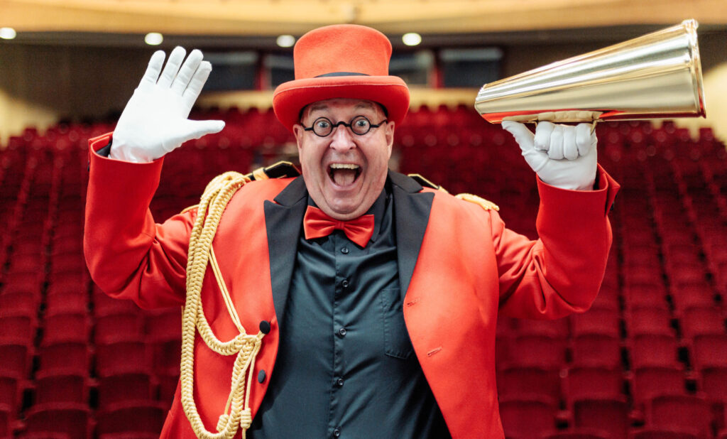 Theaterdirecteur als animatie acteur befdrijfsjubileum