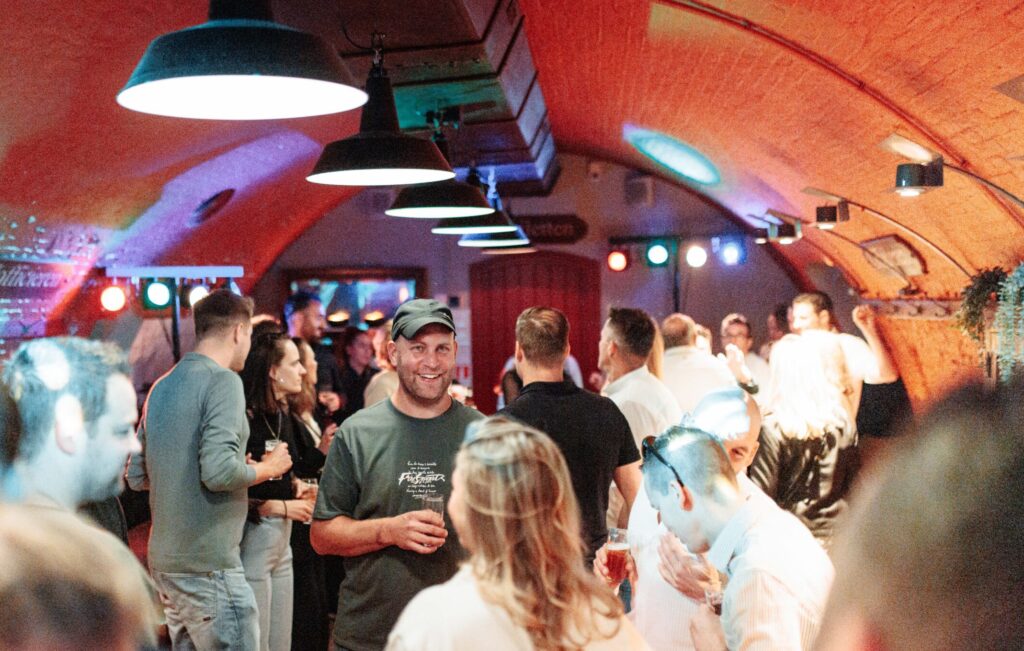 Hollandse meezing kroeg tijdens een personeelsfeest door Advance Events