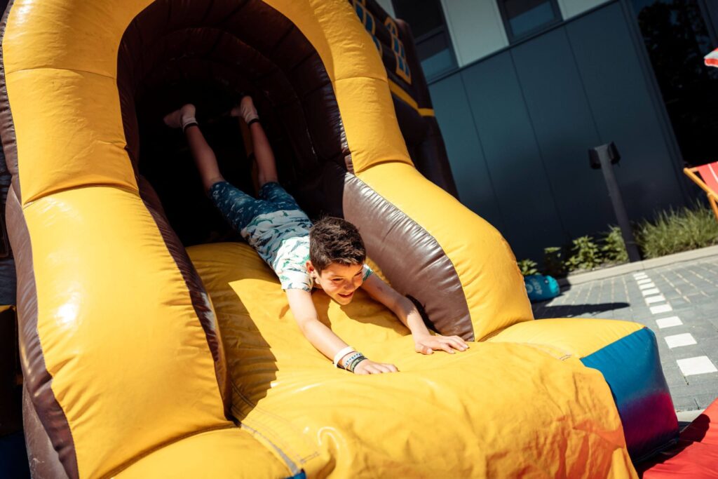springkussen- kinderen- amusement- vermaak- spelen