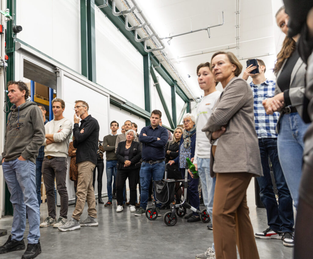 rondleiding door de kaasfabriek tijdens de opening van Smits Zevenhuizen kaasfabriek
