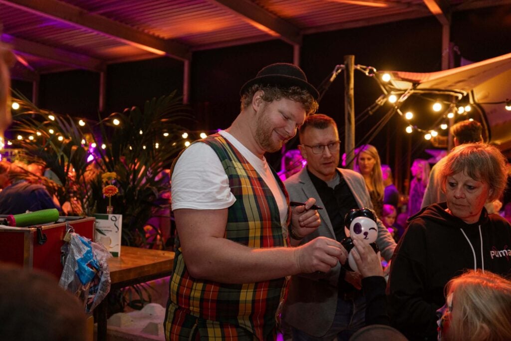 ballonartiest- kids entertainment- amusement- advance events