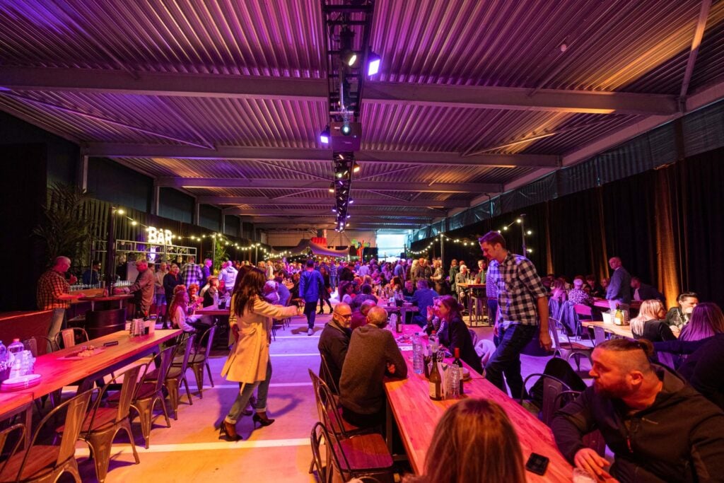 bedrijfshal- lange tafels- bbq- shared diner- jubileumfeest