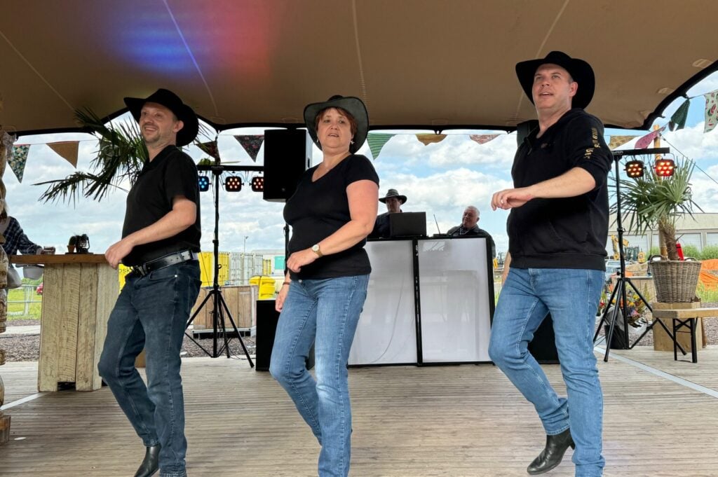 linedancing tijdens het wild west zomerfeest georganiseerd op het eigen bedrijf - zomerborrel - zomerfeest - zomerparty