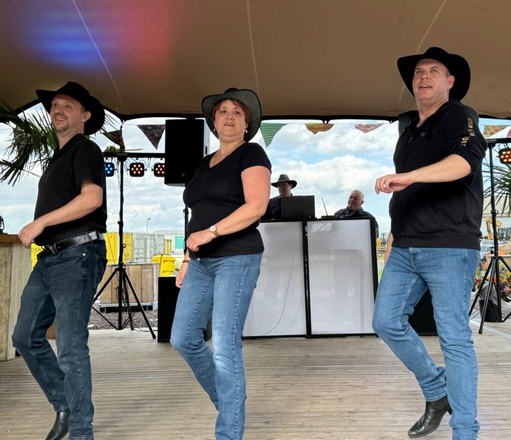 linedancing tijdens het wild west zomerfeest georganiseerd op het eigen bedrijf - zomerborrel - zomerfeest - zomerparty