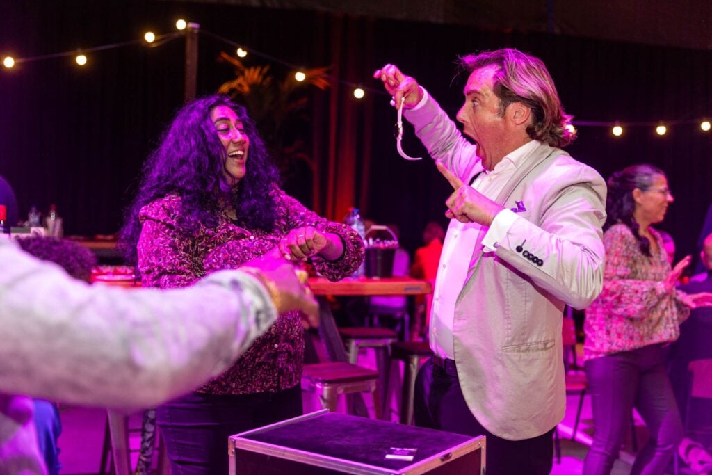 magician- entertainment- amusement- smits- advance events