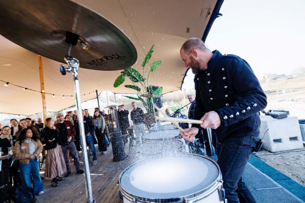 openingsact- energizer- splashing drums- start bouw