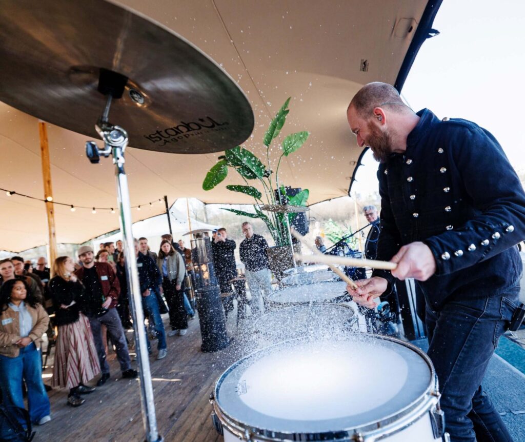 openingsact- energizer- splashing drums- start bouw