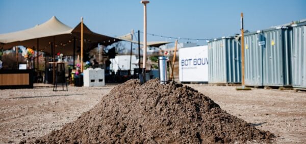 start-bouw evenement met ingraven van een tijdscapsule met items van de toekomstige bewoners - advance events 2026