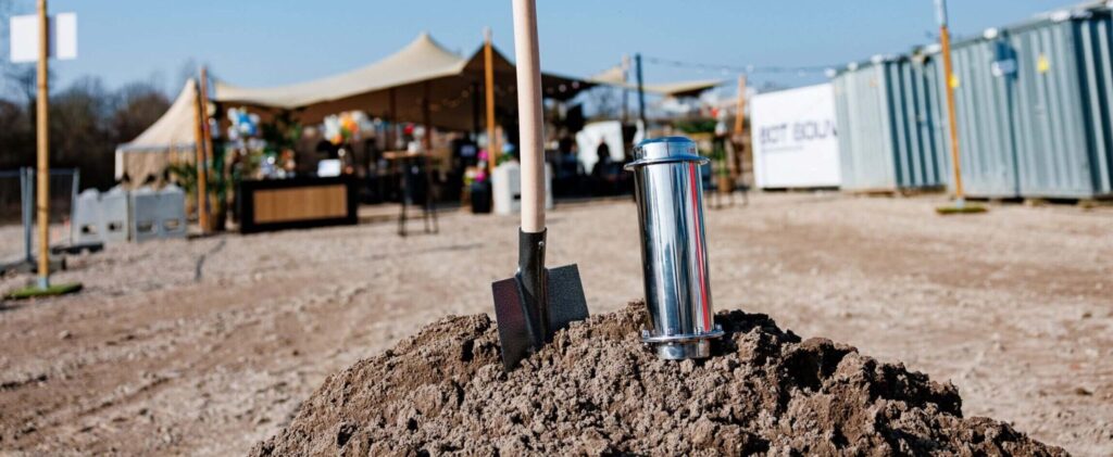 start-bouw event met ingraven van een tijdscapsule voor de nieuwe bewoners