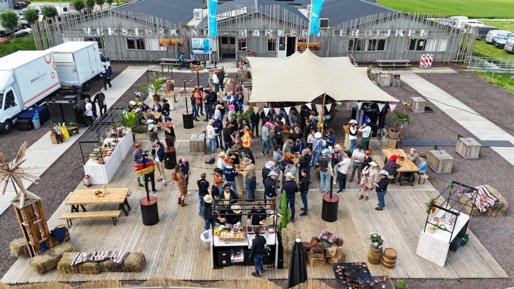 wild west zomerfeest op het bedrijf - georganiseerd op eigen locatie door advance events uit rotterdam - borrelen als cowboy