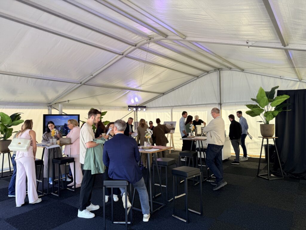 Luxe partypaviljoen tent voor start bouw evenement door Advance Events