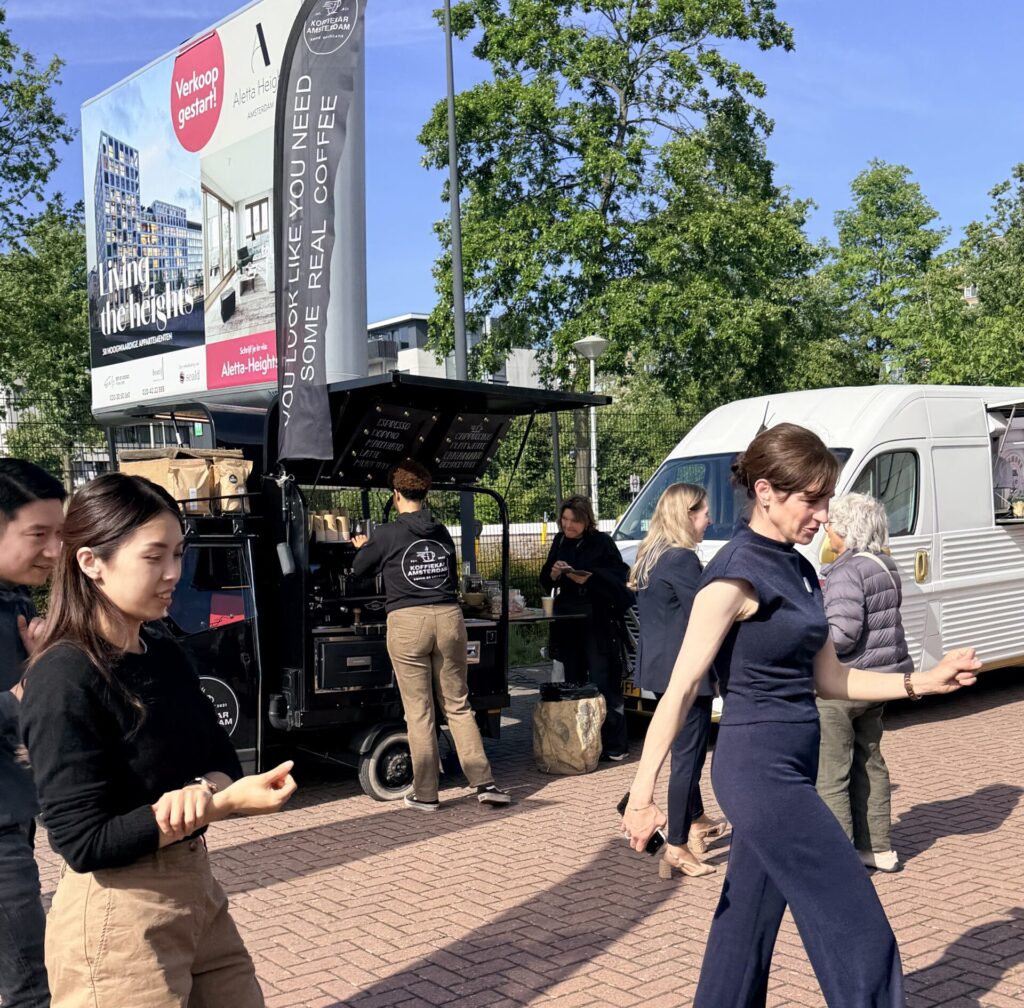 Foodtruck en piaggio met barista voor start bouw evenement