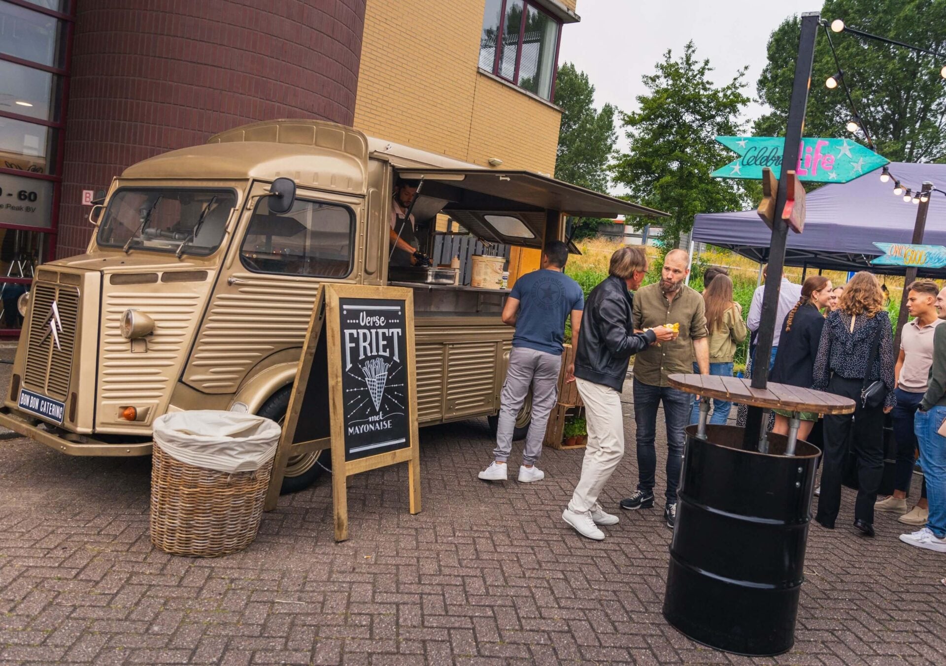 festival op locatie met foodtrucks festivaltenten entertainment en amusement - bedrijfsfestival op eigen terrein